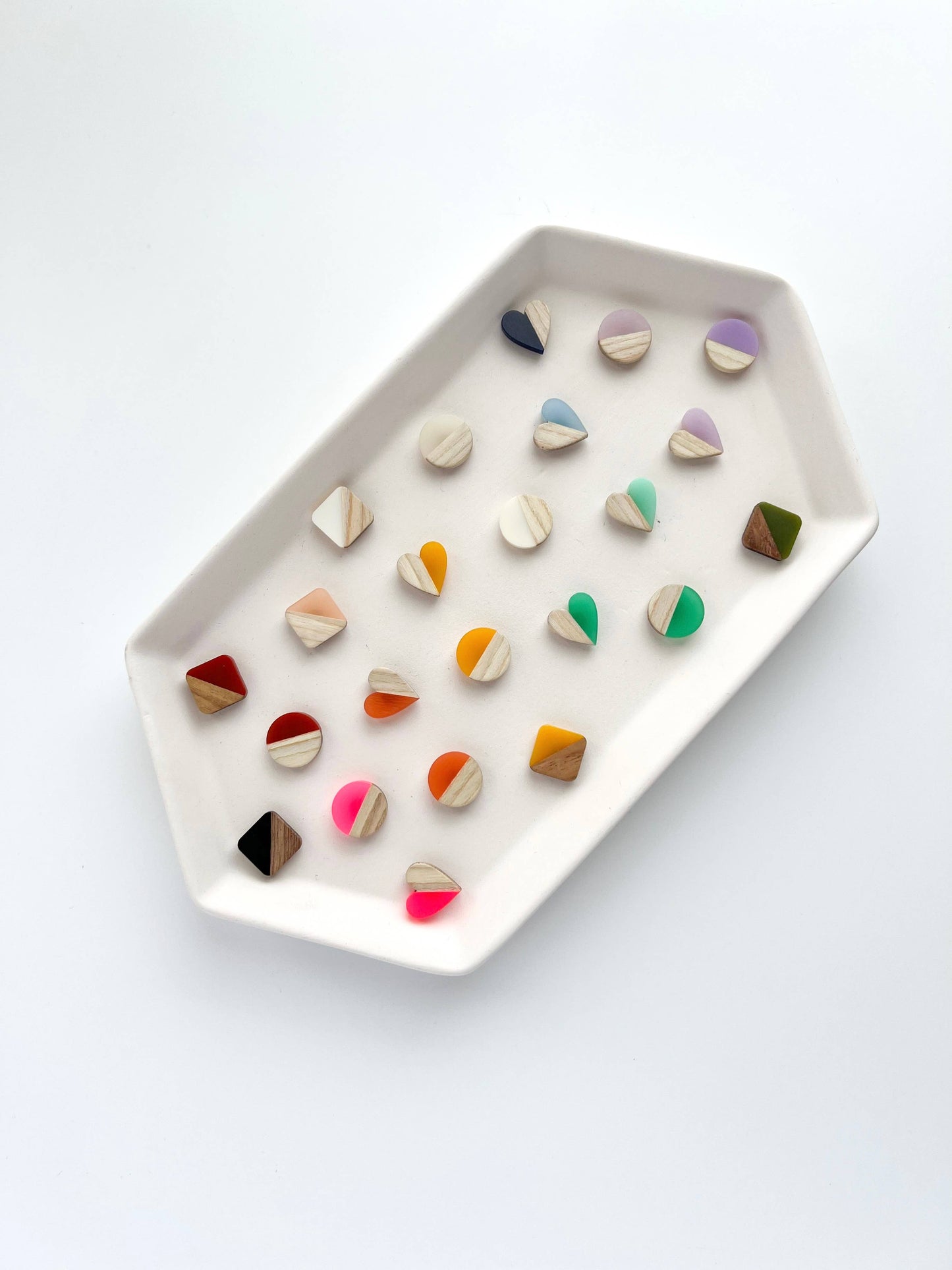 Magnetic Heart Needle Minder – Wood & Resin Needle Holder for Embroidery, Cross Stitch & Sewing