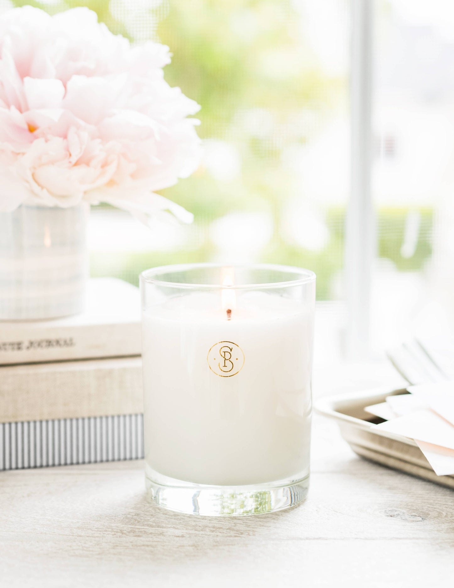 🕯 Sugar Paper Crisp White Linen Candle