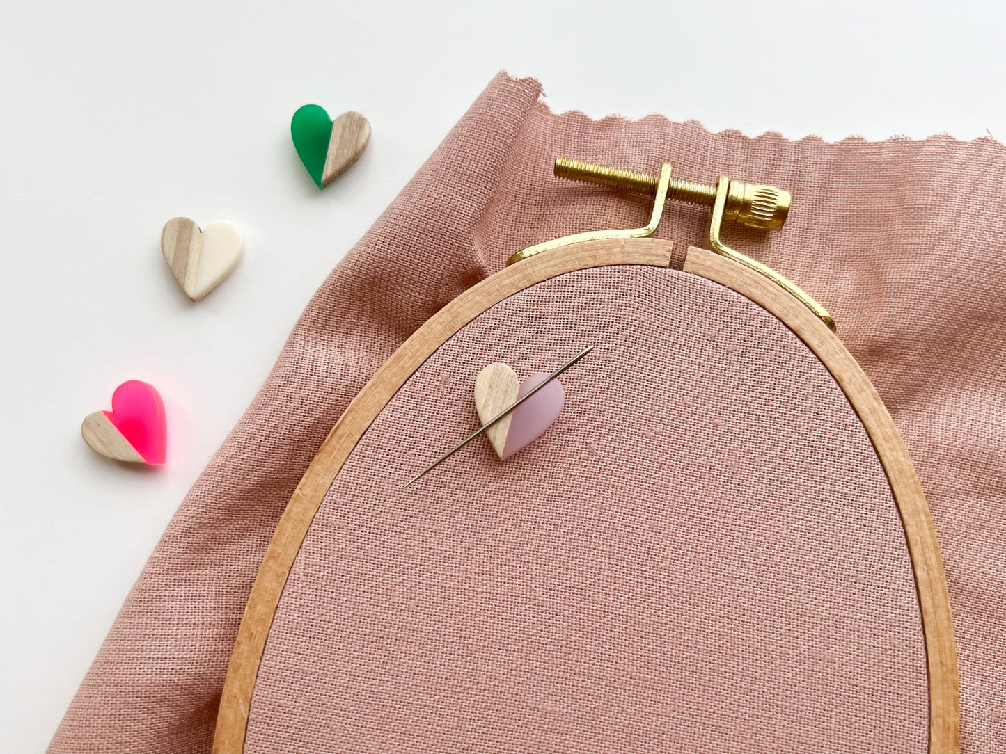 Magnetic Heart Needle Minder – Wood & Resin Needle Holder for Embroidery, Cross Stitch & Sewing