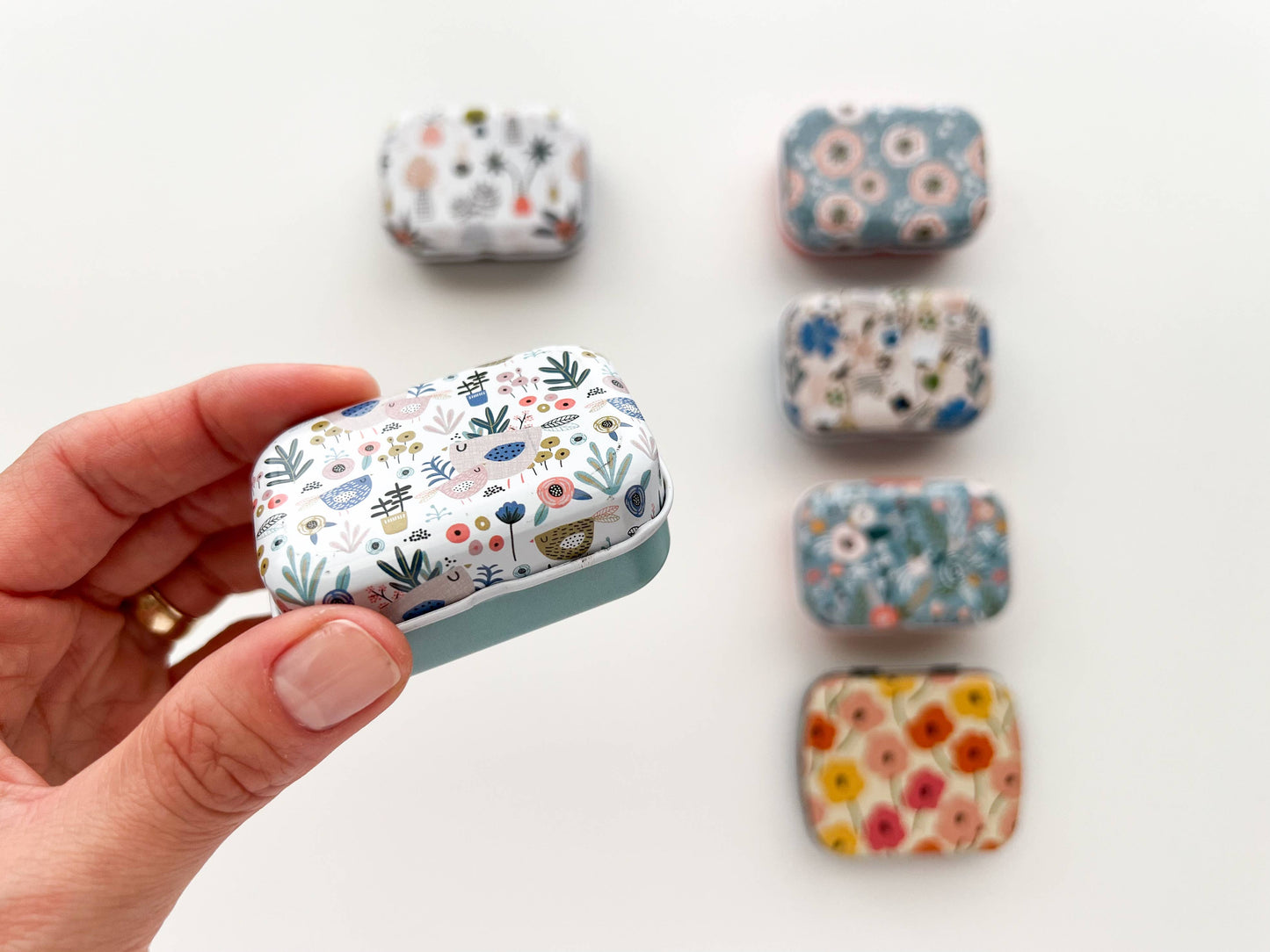Magnetic Needle Tin – Floral Sewing Storage Box for Embroidery, Cross Stitch & Quilting