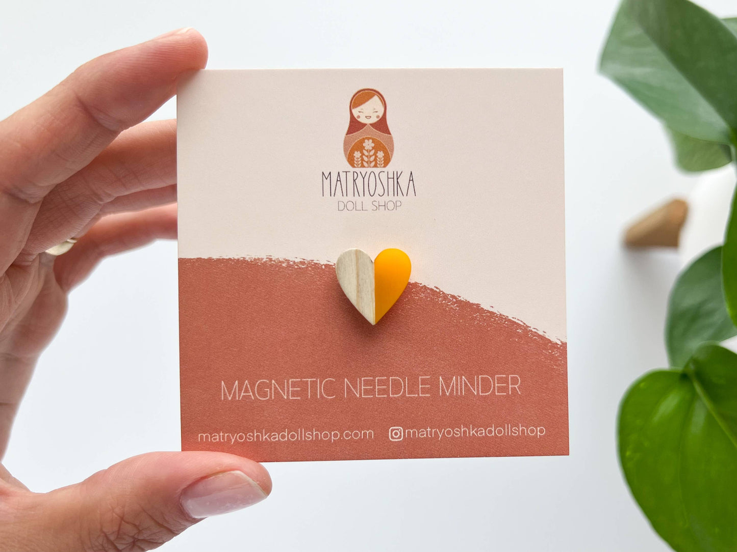 Magnetic Heart Needle Minder – Wood & Resin Needle Holder for Embroidery, Cross Stitch & Sewing