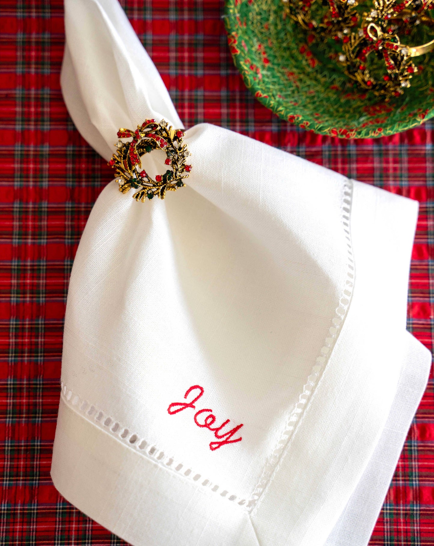 🎄 Embroidered Holiday Linen Napkins – Set of 4 (Joy, Merry, Peace, Noel)