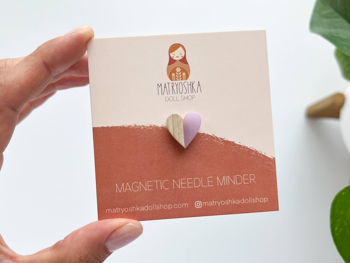 Magnetic Heart Needle Minder – Wood & Resin Needle Holder for Embroidery, Cross Stitch & Sewing