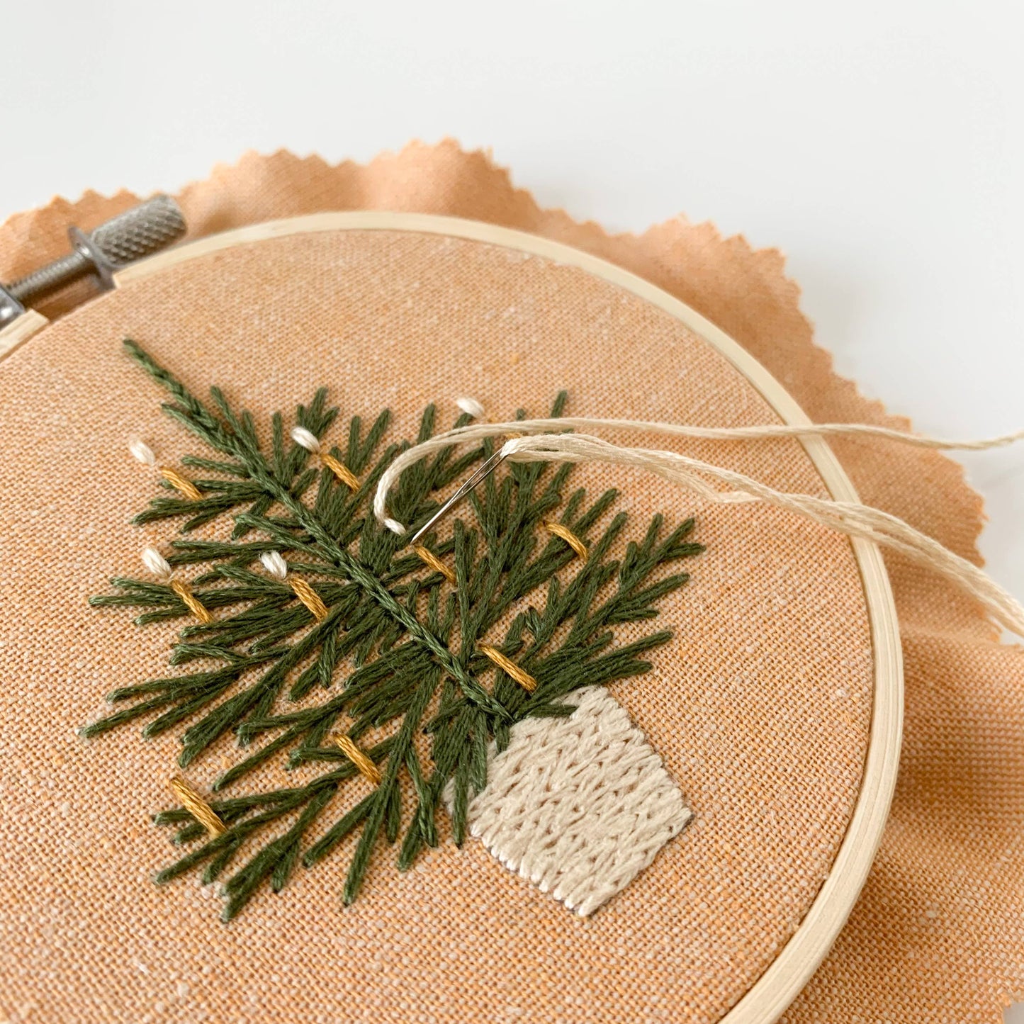 Christmas Tree Embroidery Kit – Beginner-Friendly Holiday Craft with Hoop, Threads & Printed Fabric