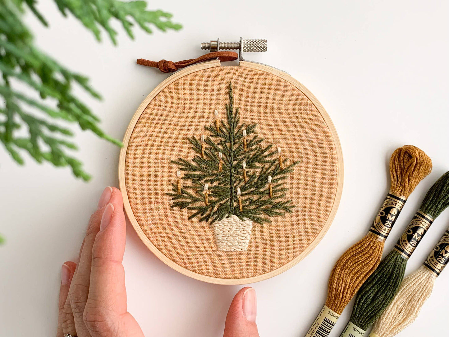 Christmas Tree Embroidery Kit – Beginner-Friendly Holiday Craft with Hoop, Threads & Printed Fabric