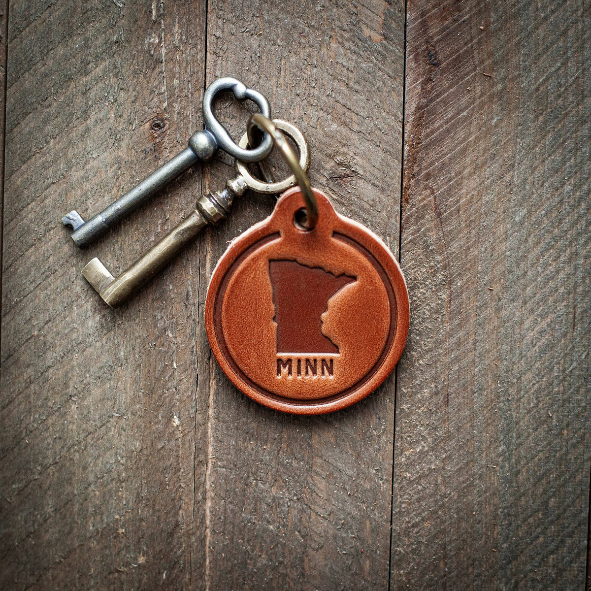 Minnesota State Silhouette Leather Circle Keychain