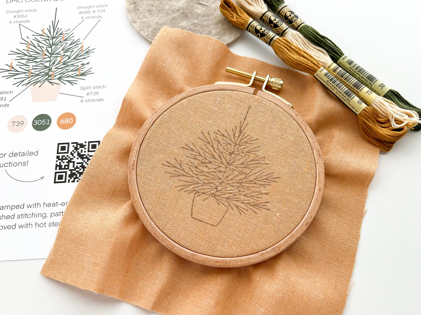 Christmas Tree Embroidery Kit – Beginner-Friendly Holiday Craft with Hoop, Threads & Printed Fabric